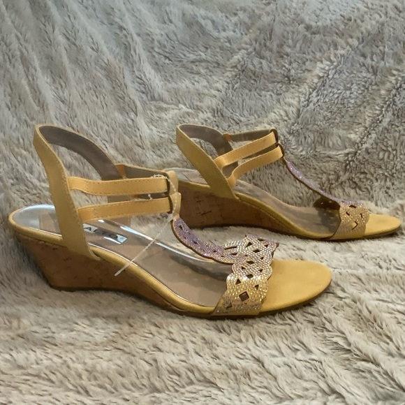 NWT Rialto Carta Bling Yellow Gold Women’s Rhinestone Wedge Sandals Sz 8 - Picture 2 of 8